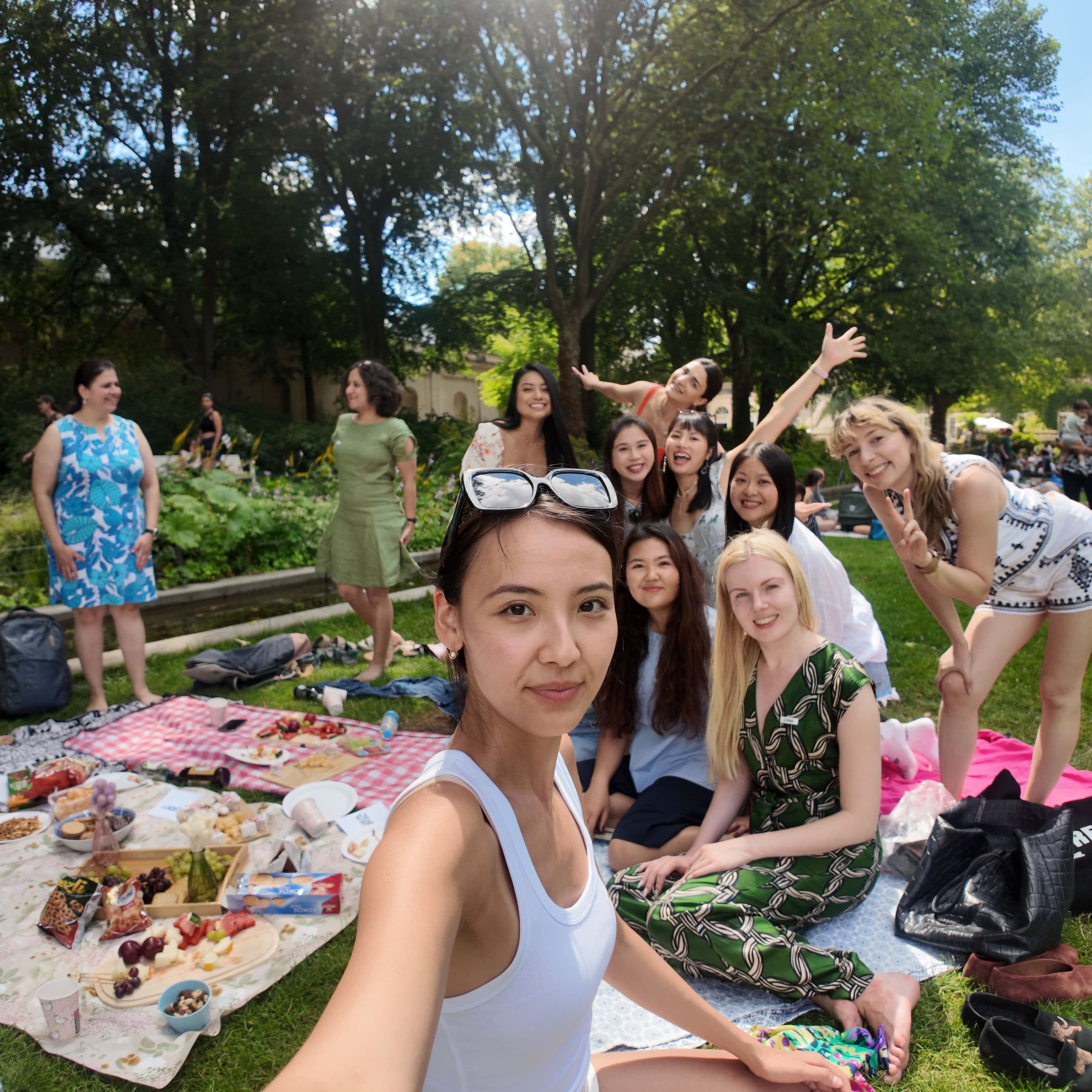 Ein baesh-Picknick im Park: eine Gruppe Frauen lacht auf Picknickdecken